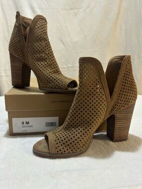 Lucky Brand Larise Perforated Suede Peep-Toe Booties – Size 9M (Sesame)